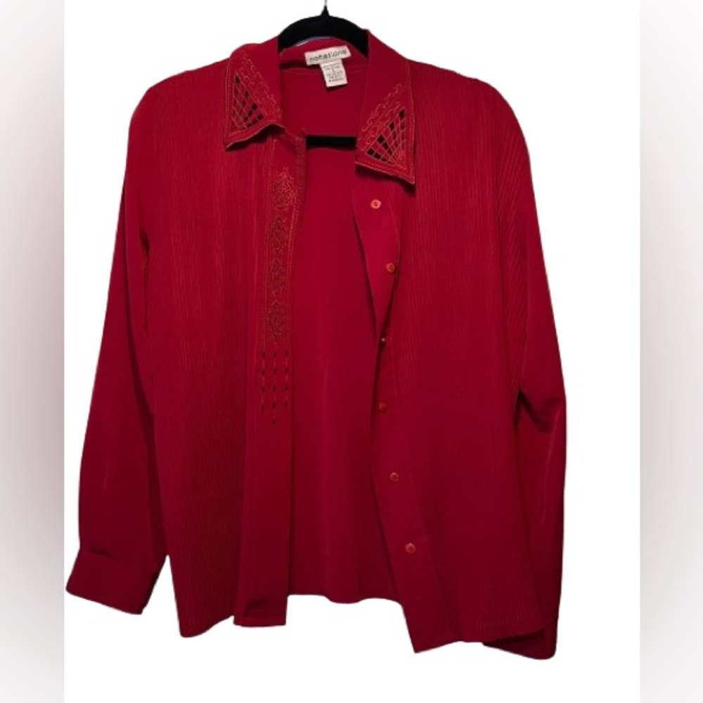 Women’s vintage Notations size small dark red button up.